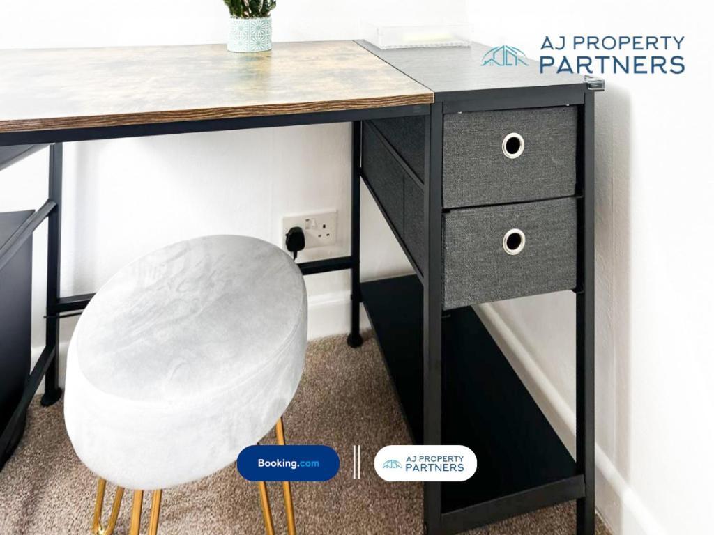 Premium Deal L Hill View Home L Last-Minute Offer L Cheltenham L Aj Properties L Perfect For Short Or Long Stays L 4Beds 4Bedrooms Exteriör bild