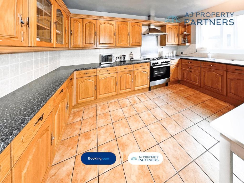 Premium Deal L Hill View Home L Last-Minute Offer L Cheltenham L Aj Properties L Perfect For Short Or Long Stays L 4Beds 4Bedrooms Exteriör bild